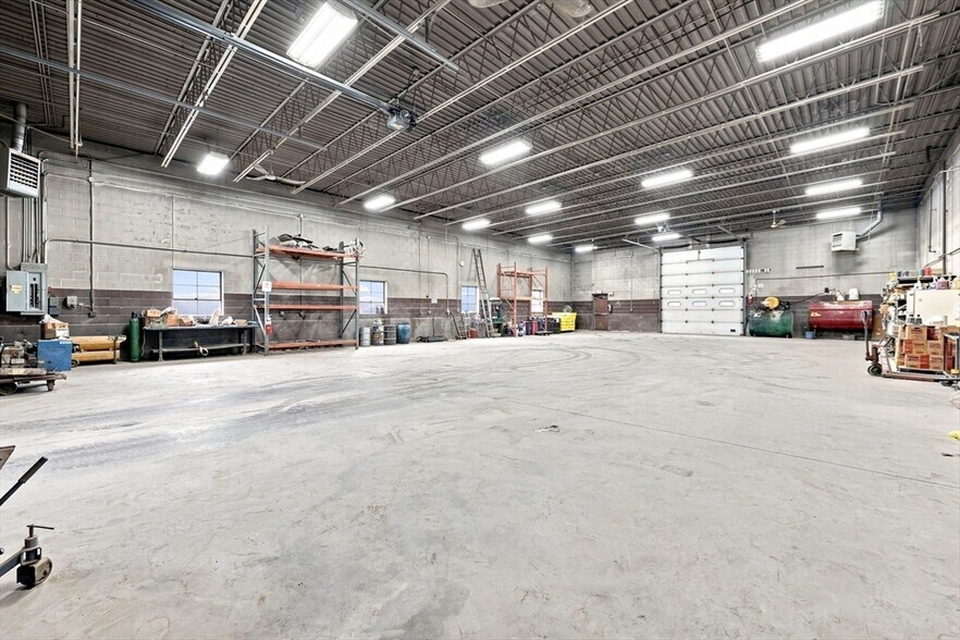 More Photos Of 97 Ramah Cir S, Agawam Auto Repair For Lease