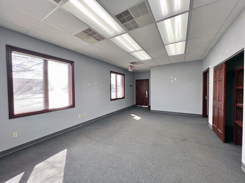 More Photos Of 2 Bronze Pointe, Swansea Office For Sale