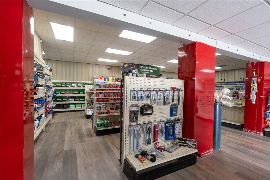 More Photos Of 317 General Daniel Ave N, Danielsville General Retail For Sale