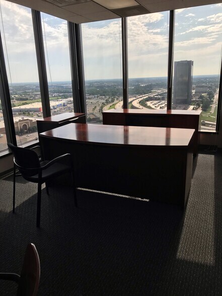 More Photos Of 1900 NW Expressway, Oklahoma City Office For Lease
