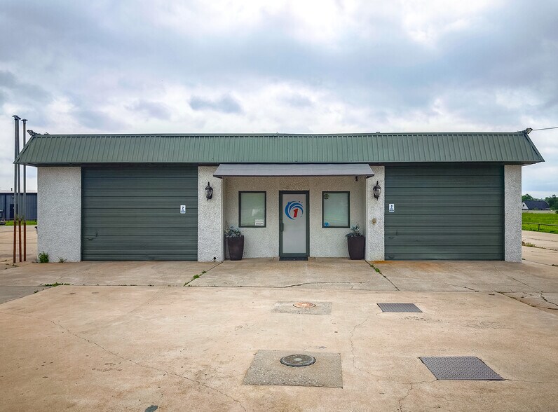 Primary Photo Of 401 S Ranchwood Blvd, Yukon Flex For Sale