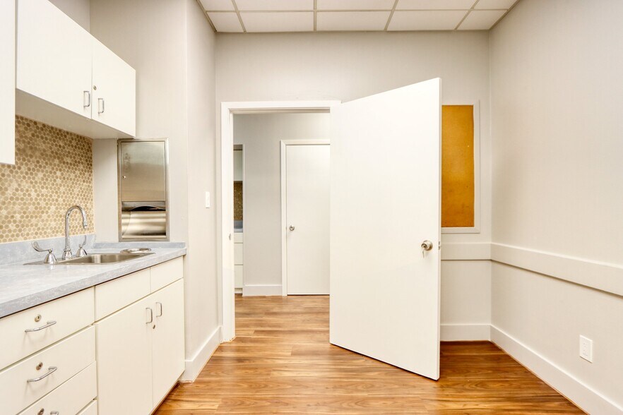 More Photos Of 1717 N Garrett Ave, Dallas Medical For Sale