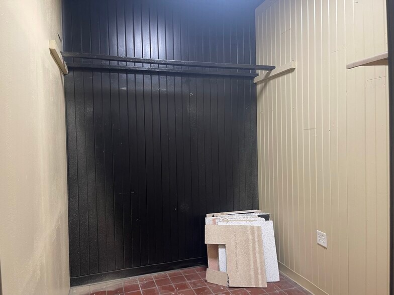 More Photos Of 1423 E Mound Rd, Decatur General Retail For Sale