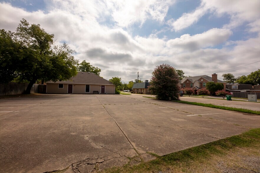 More Photos Of 1005 N Elm St, Denton Office For Lease