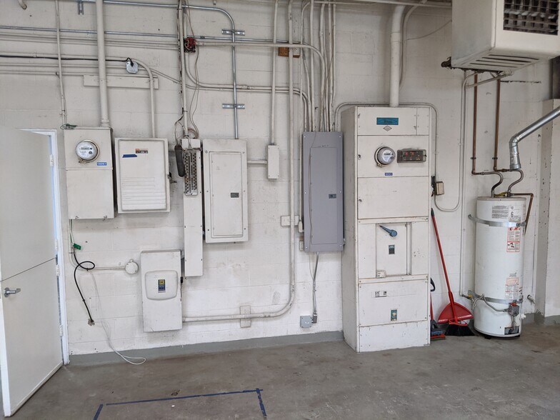 More Photos Of 936 W Hyde Park Blvd, Inglewood Manufacturing For Lease