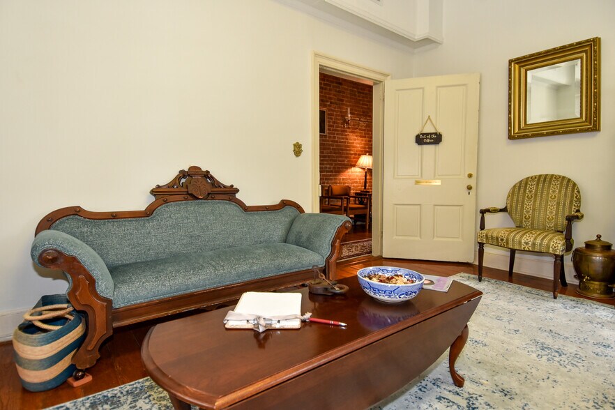 More Photos Of 109-111 S Fairfax St, Alexandria Office For Sale