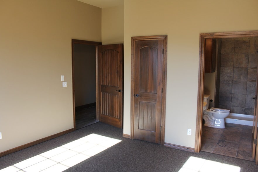 More Photos Of 17236 N May Ave, Edmond Office For Sale