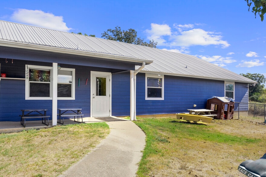 More Photos Of 989 Old Mcdade Rd, Elgin Daycare Center For Sale