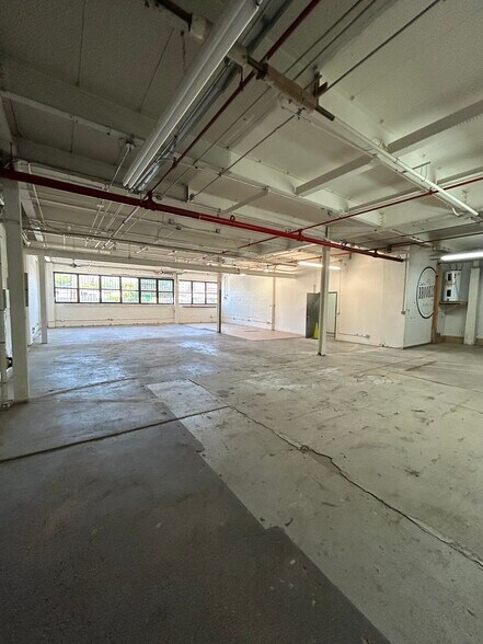 More Photos Of 18 Bay St, Brooklyn Light Manufacturing For Lease