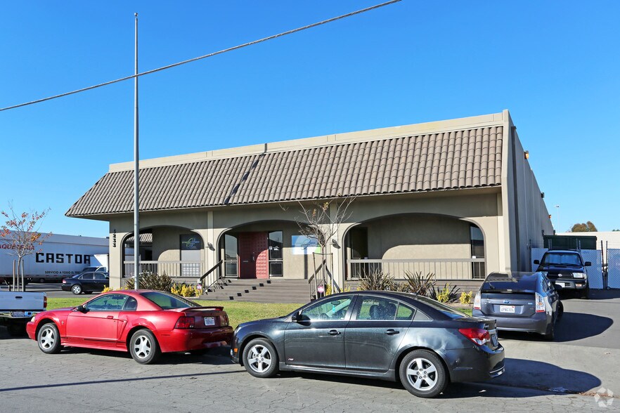 More Photos Of 3233 W Castor St, Santa Ana Manufacturing For Lease