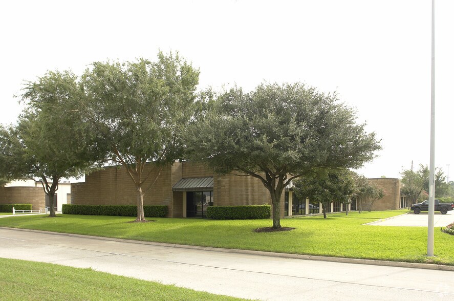 More Photos Of 15660 W Hardy Rd, Houston Unknown For Lease