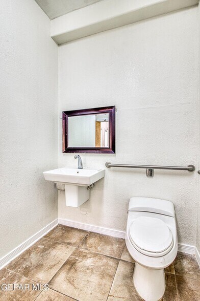 More Photos Of 550 S Mesa Hills Dr, El Paso Medical For Lease