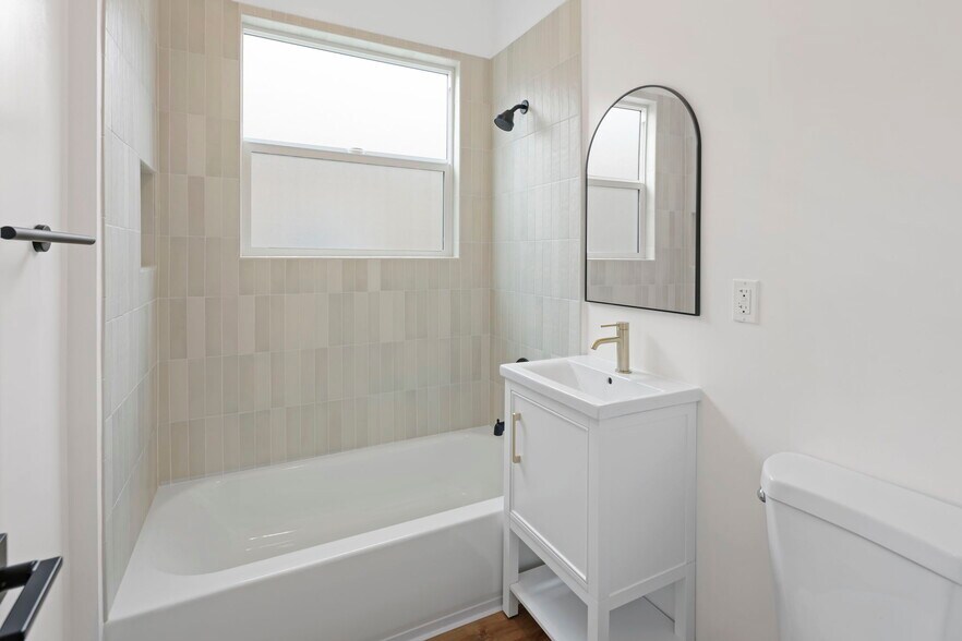 More Photos Of 1827 E 4th St, Long Beach Apartments For Sale