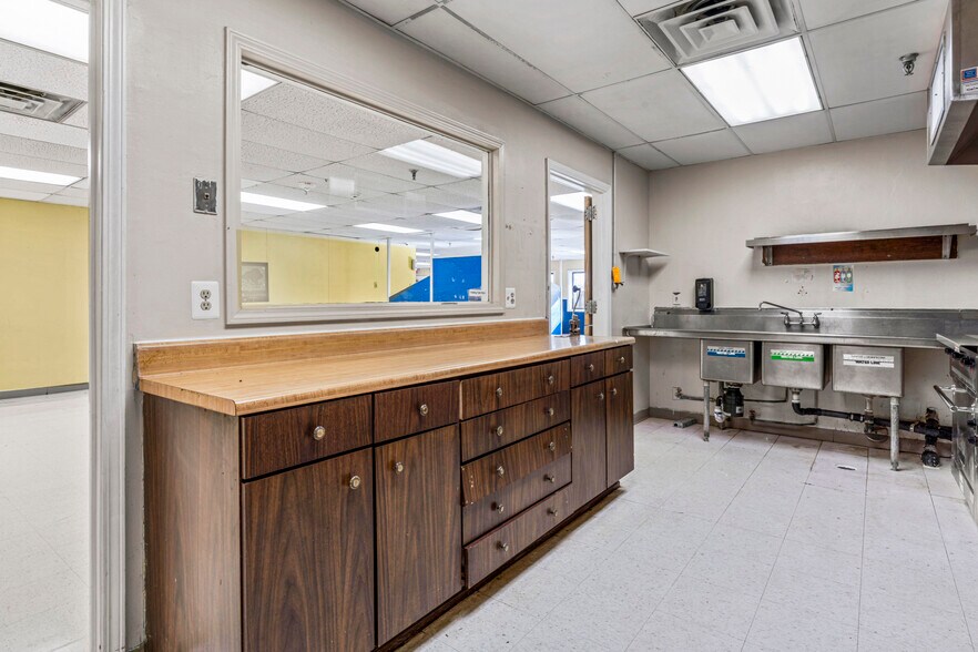 More Photos Of 211 Edds Ln, Sterling Schools For Lease