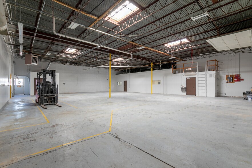 More Photos Of 609 112th St, Arlington Manufacturing For Lease