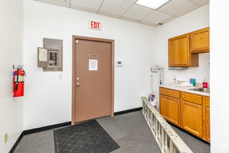 More Photos Of 10040-10046 N Port Washington Rd, Mequon Storefront Retail Office For Lease