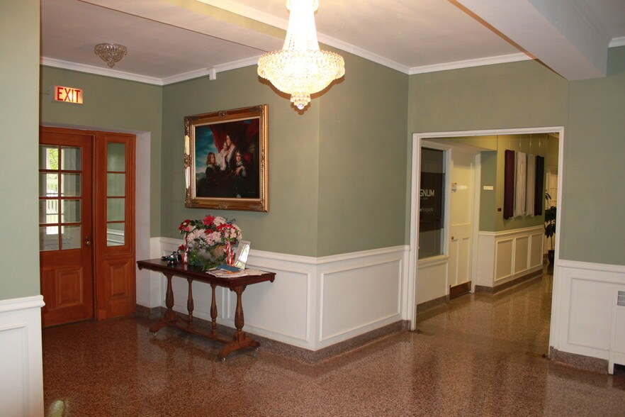 More Photos Of 2619 W Heading Ave, West Peoria Office For Lease