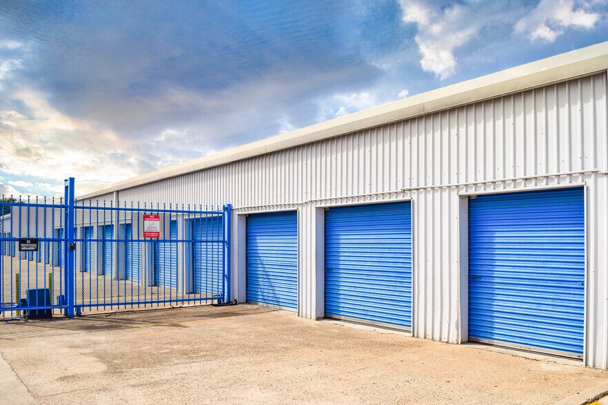 More Photos Of 13001 Veterans Memorial Dr, Houston Self Storage For Lease