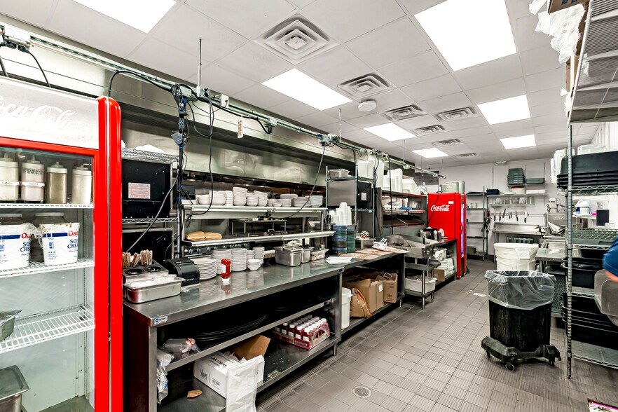 More Photos Of 1072 W Lee Dr, Baton Rouge General Retail For Lease