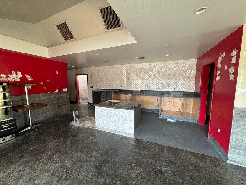 More Photos Of 4001 W Riverside Dr, Burbank Storefront For Lease