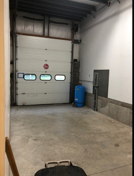 More Photos Of 160 S Turnpike Rd, Wallingford Light Distribution For Lease