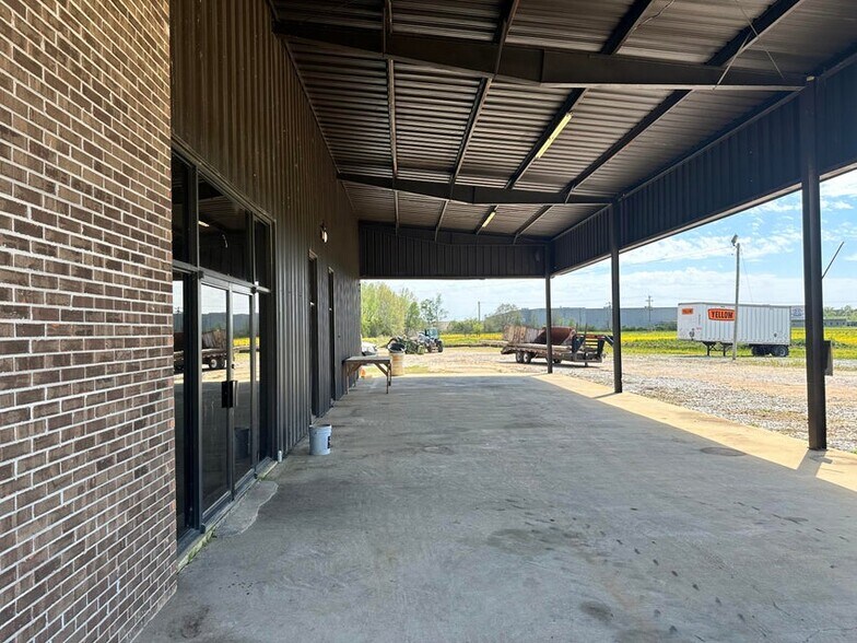 More Photos Of 910 State Highway 30 W, New Albany Warehouse For Sale