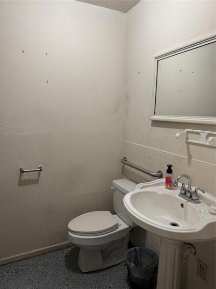 More Photos Of 1300 Liberty School Rd, Azle General Retail For Lease