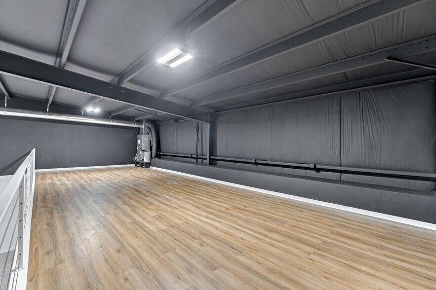 More Photos Of 13021 Harmon Rd, Fort Worth Flex For Lease