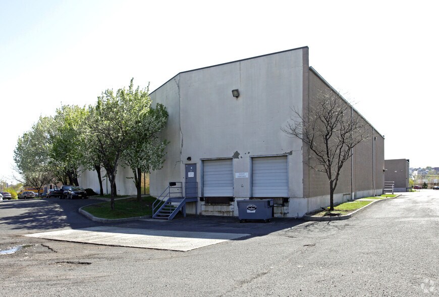 More Photos Of 301 Penhorn Ave, Secaucus Warehouse For Lease
