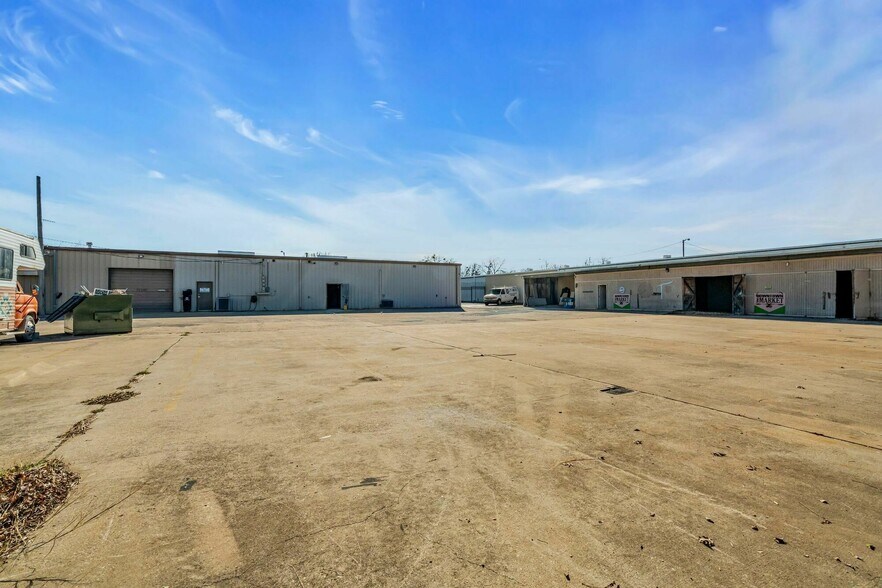 More Photos Of 1133 W Main St, Arlington Warehouse For Lease