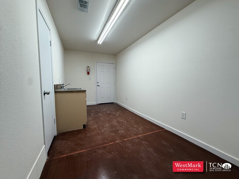More Photos Of 2139 Baylor Dr, Lubbock Warehouse For Lease