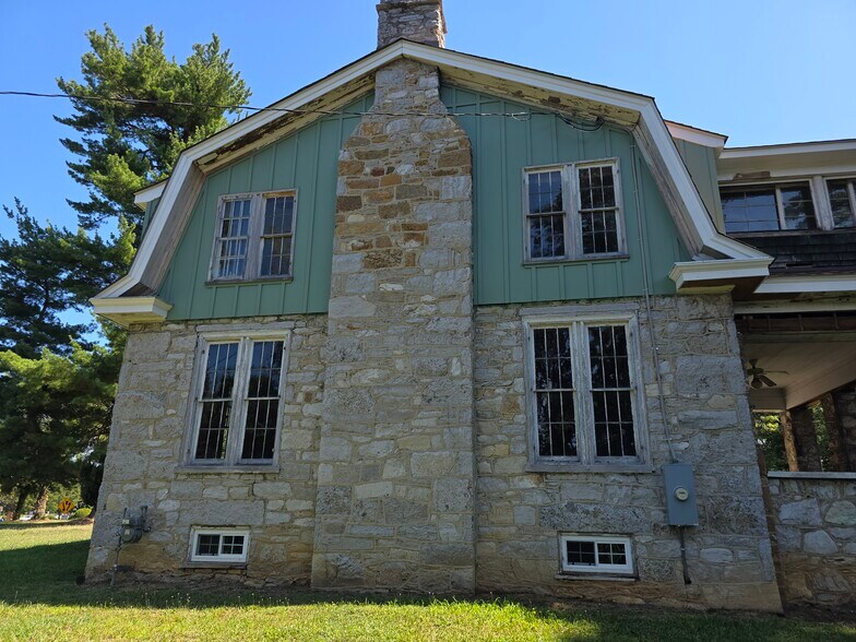 More Photos Of 328 Buckmarsh St, Berryville Flex For Sale