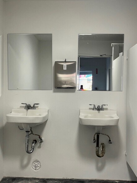 More Photos Of 1412 S Alameda St, Los Angeles Warehouse For Lease