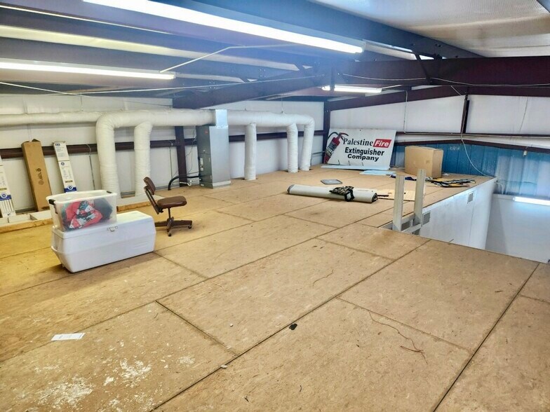 More Photos Of 5424 W Oak St, Palestine Showroom For Lease