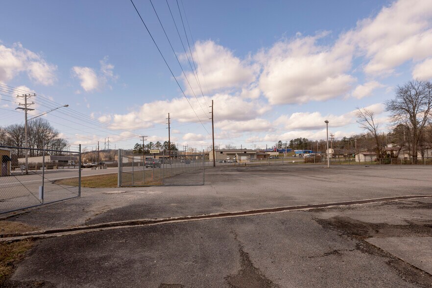 More Photos Of 712 Industrial Ln, Oneida Distribution For Sale
