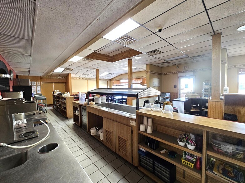 More Photos Of 1902 N Merrill Ave, Glendive Showroom For Sale