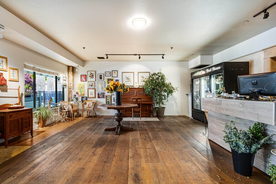 More Photos Of 1270 Broadway, Sonoma Freestanding For Sale