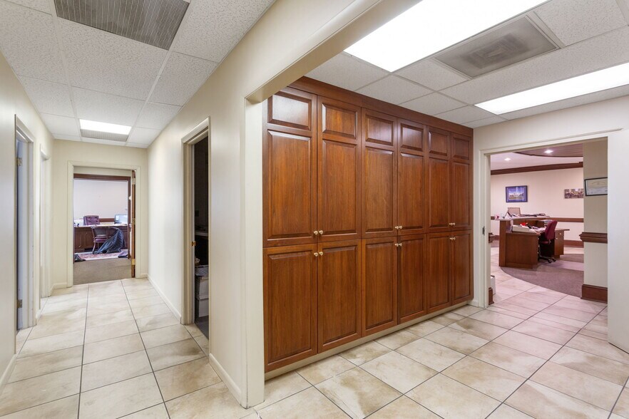 More Photos Of 710 4th St, Shenandoah Warehouse For Sale