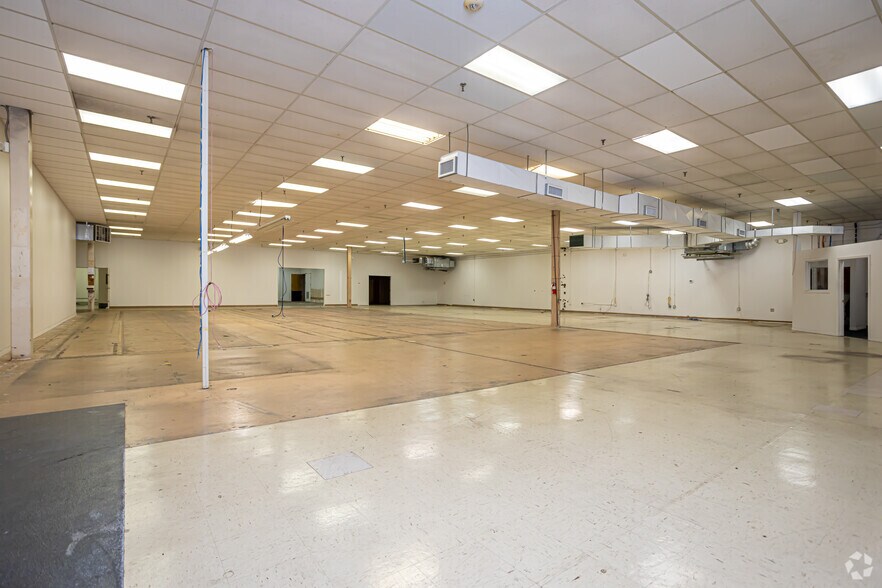 More Photos Of 1000 Elmwood Park Blvd, Elmwood Distribution For Lease