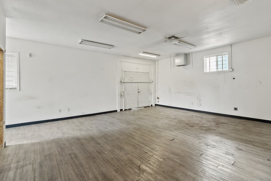 More Photos Of 3215 Meadow Ln, Eugene Manufacturing For Sale