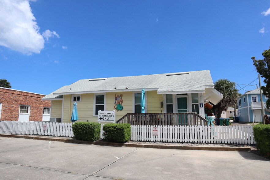 More Photos Of 118 Hall Pl, Neptune Beach Flex For Sale