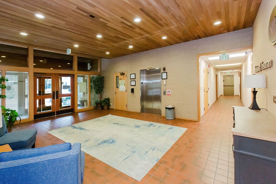 More Photos Of 1040 NE Hostmark St, Poulsbo Office For Sale