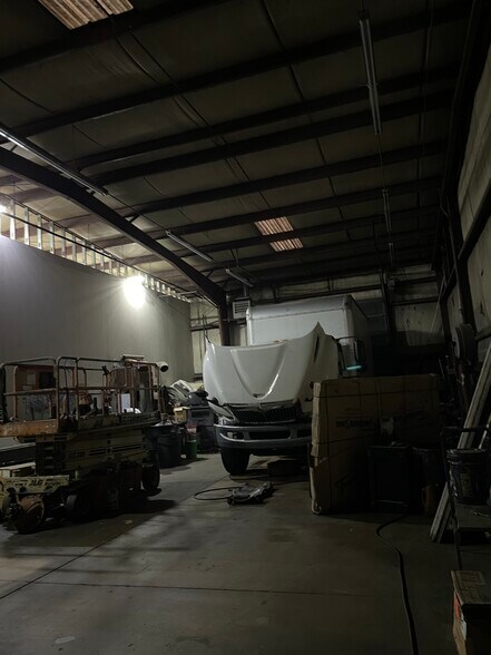 More Photos Of 700 Griffith Rd, Charlotte Service For Lease