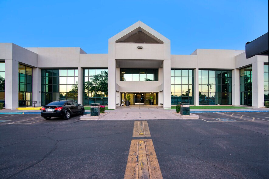 More Photos Of 4400 N 32nd St, Phoenix Medical For Lease