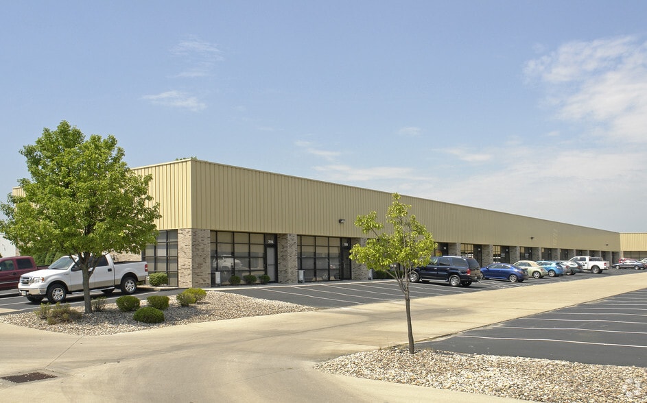 Primary Photo Of 701 Crown Industrial Ct, Chesterfield Flex For Lease
