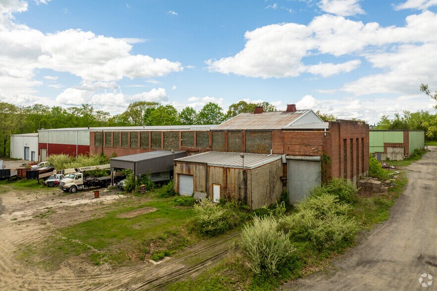 More Photos Of 30 Harris St, Putnam Warehouse For Lease