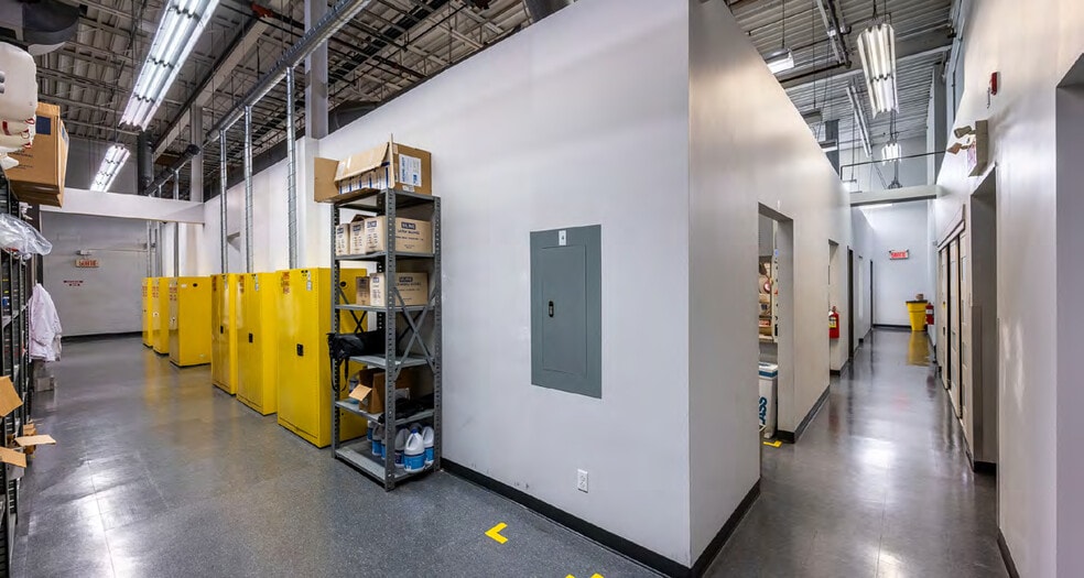 More Photos Of 88 Av Leacock, Pointe-claire Manufacturing For Sale