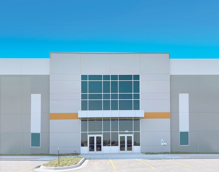 More Photos Of 10530 NW Transcon Dr, Kansas City Distribution For Lease