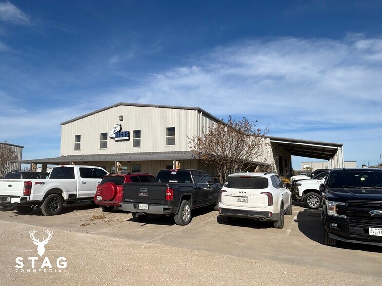 More Photos Of 7420 FM 2449, Ponder Office For Lease