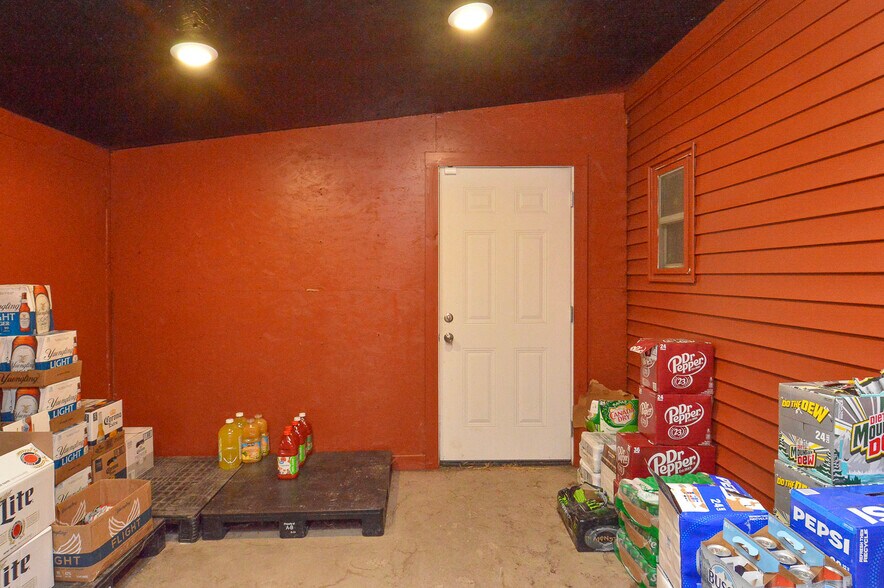 More Photos Of 402 W Deck St, New Douglas General Retail For Sale